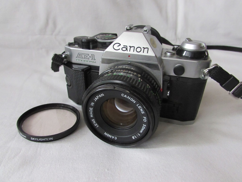 Canon AE-1 Program + Canon FD 50mm 1 : 1.8 aparat analogowy