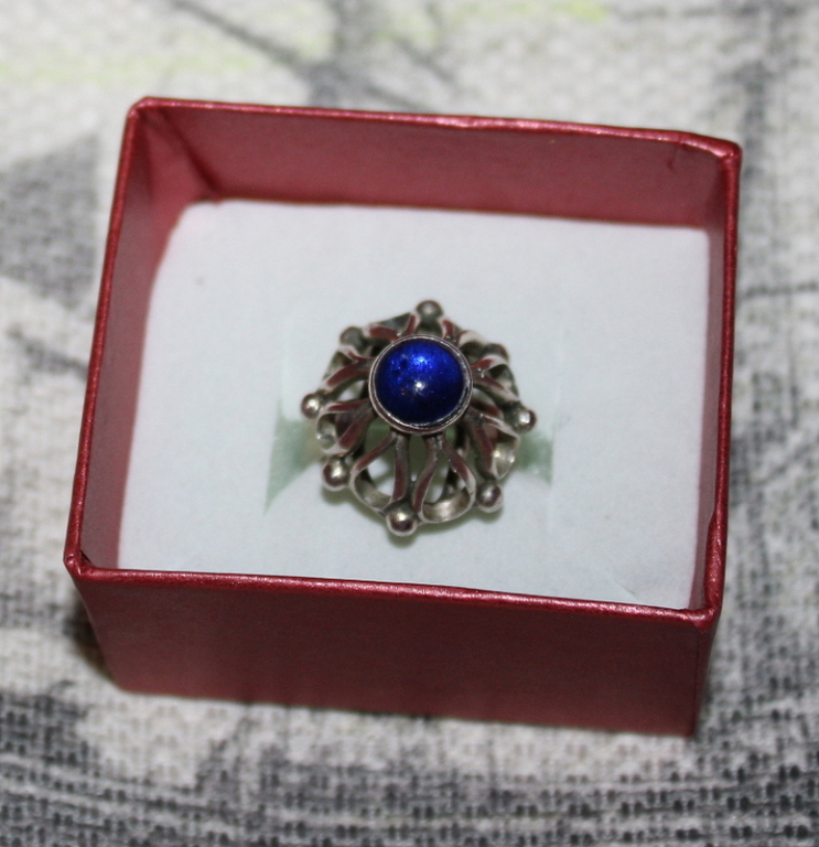 Srebrny pierścionek z niebieskim kamieniem