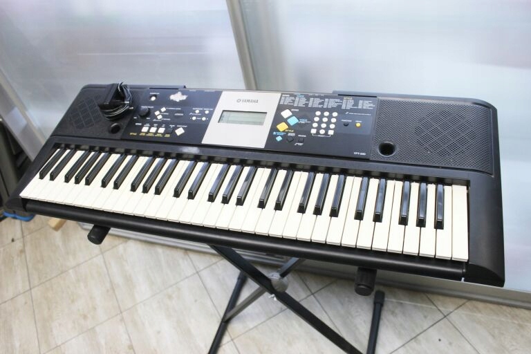 Yamaha YPT-220 キーボード 61鍵 ACアダプター付き Yamaha YPT-220 61 Key Personal Keyboard with AC Adapter