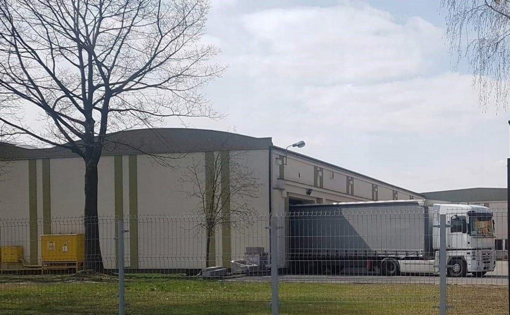 Magazyny i hale, Warka, Warka (gm.), 2000 m²