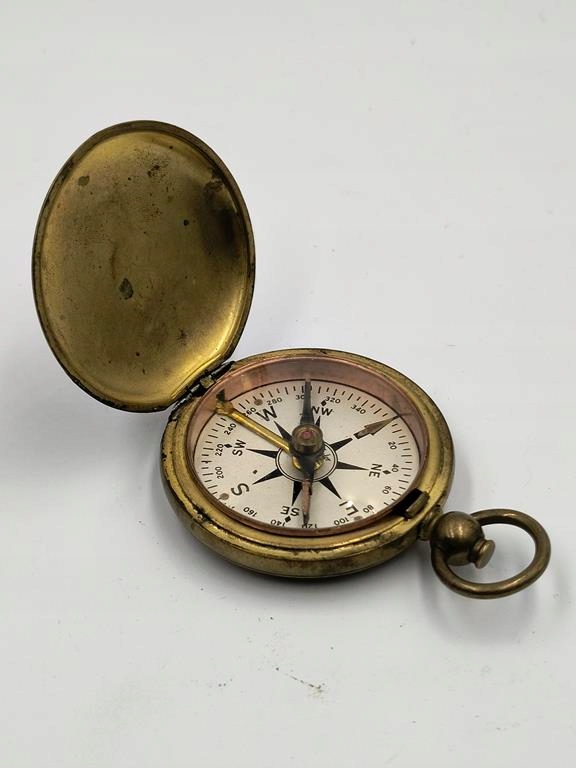Stary kompas mosiężny