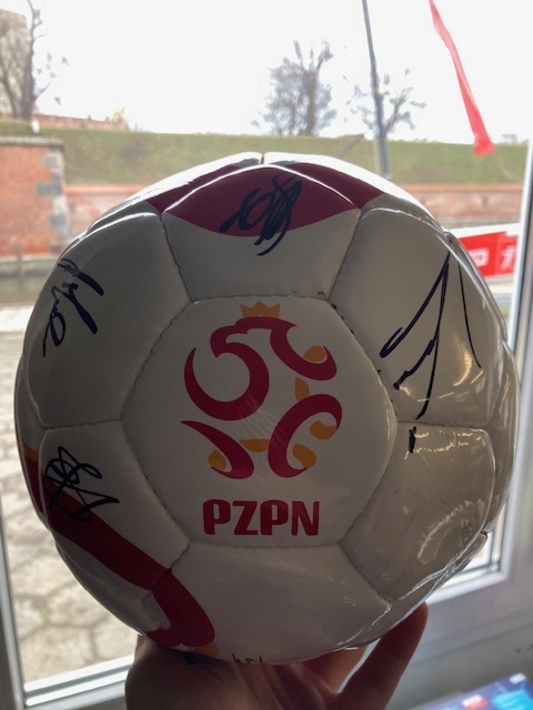 Piłka nożna z autografami reprezentacji Polski