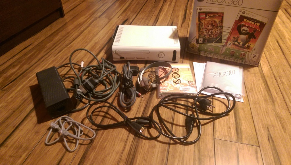 Xbox 360, 20GB, Zasilacz, Headset, Okablowanie.