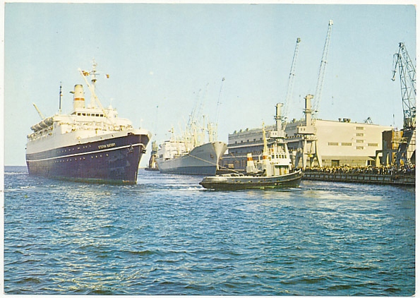 Gdynia Statek Batory holownik wejście do portu