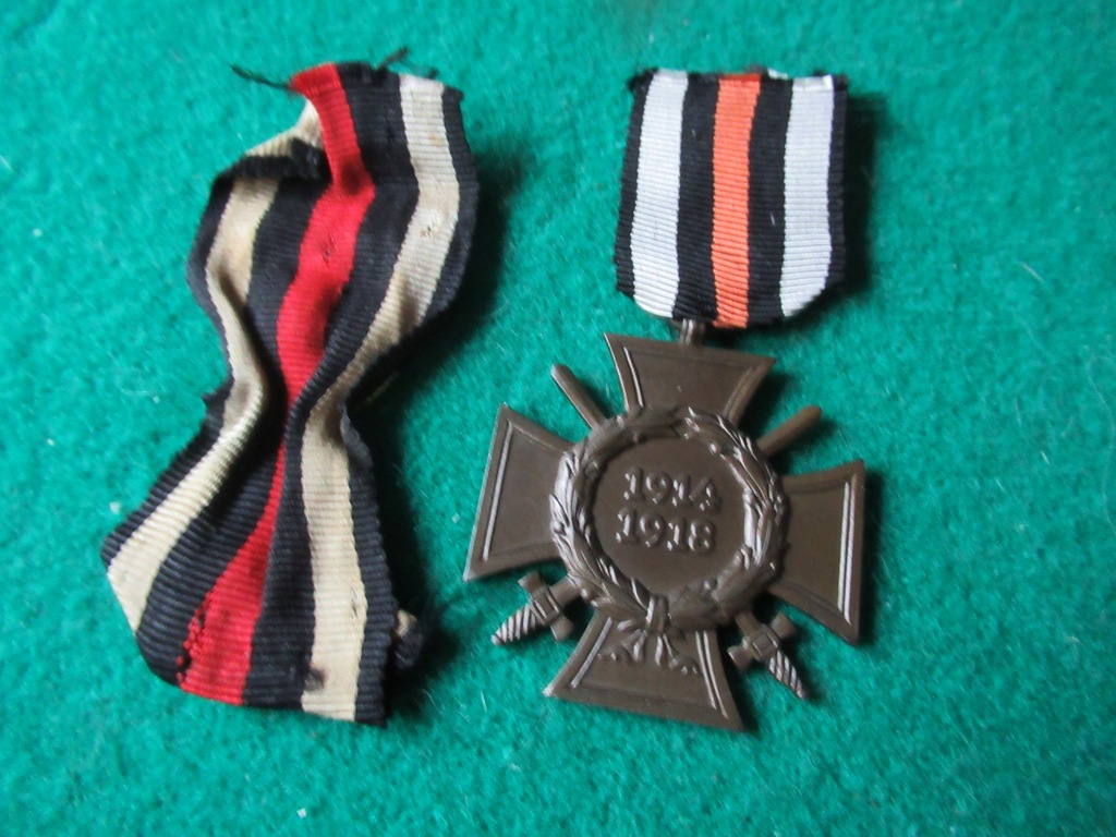 11. Krzyż Honoru z mieczami. Syg. G10.