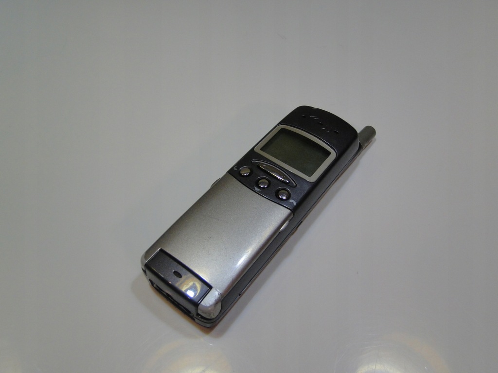 Mitsubishi MT-545 Aria stary telefon z 2000 roku