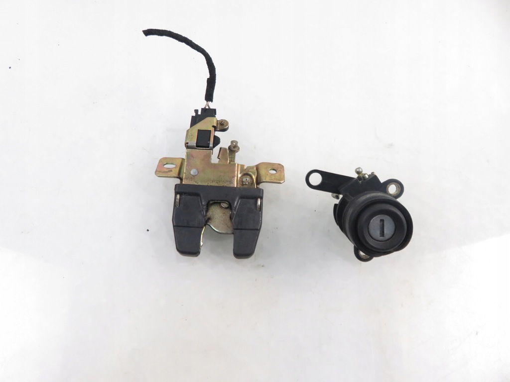 ZAMEK KLAPY VW VENTO 357827503B
