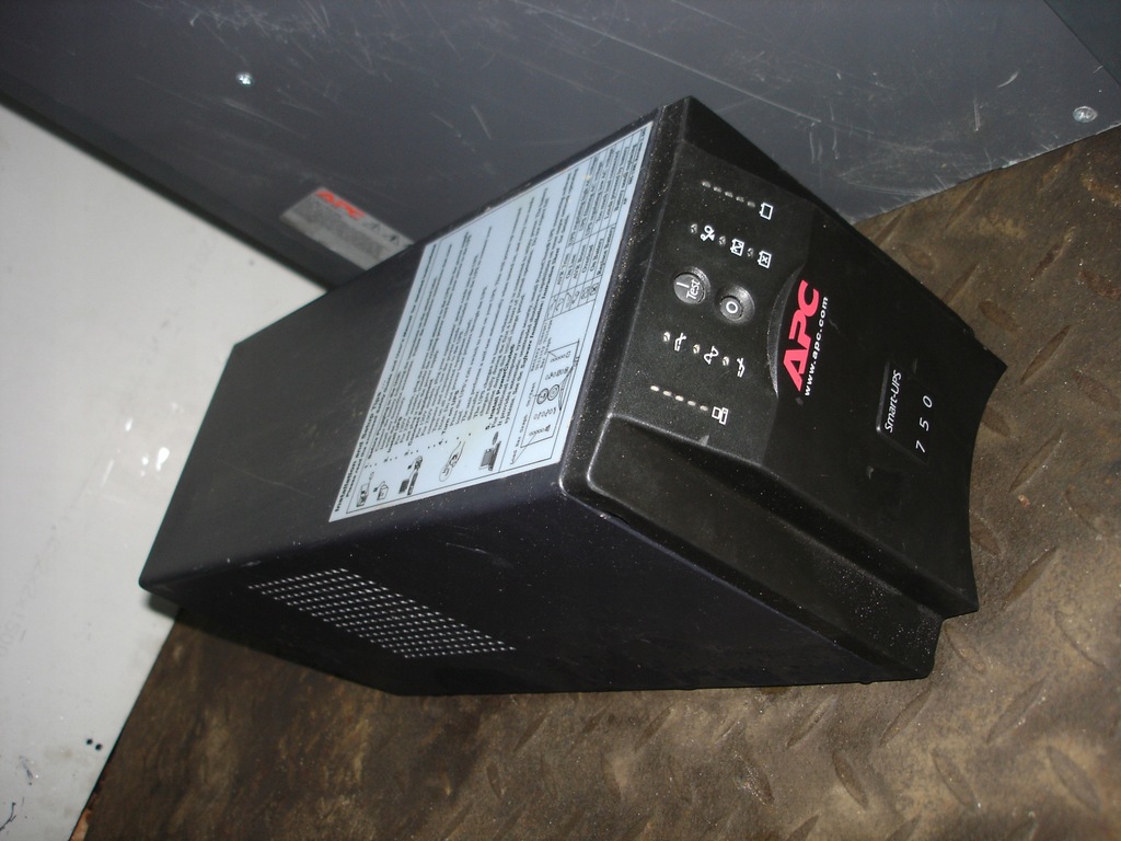 APC SMART-UPS 750 USB Z KABLAMI I AKUMULATOREM