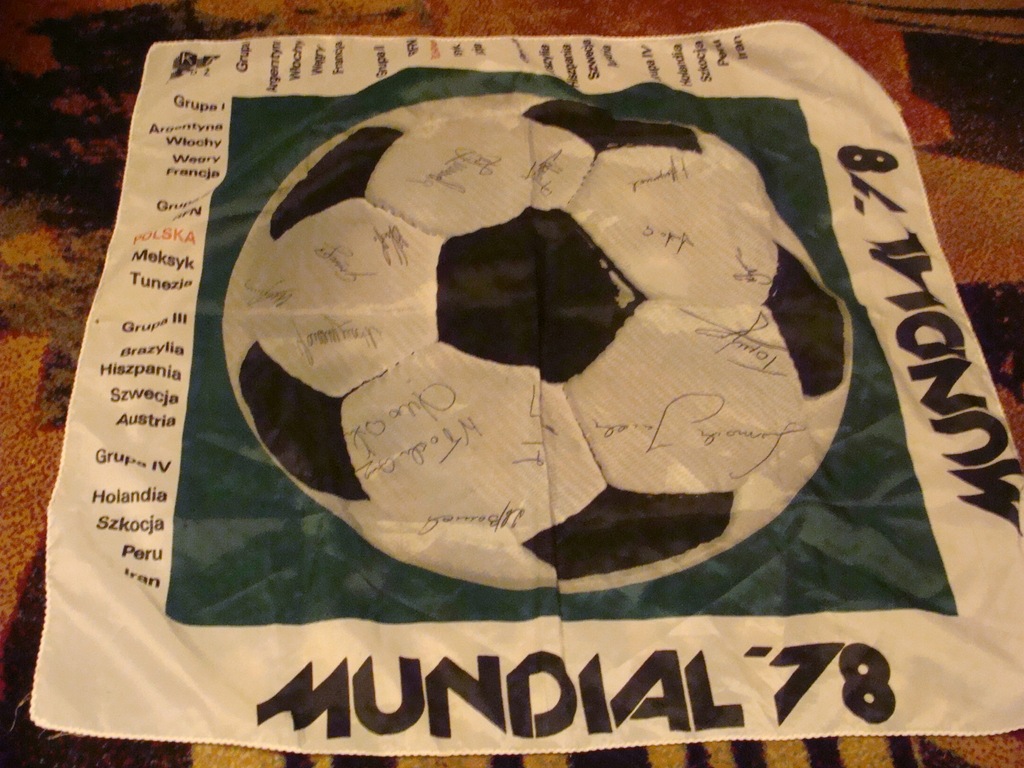 MUNDIAL 1978 M.Ś NIEMCY , JEDWABNA APASZKA Z NADRUKOWANYMI AUTOGRAFAMI.