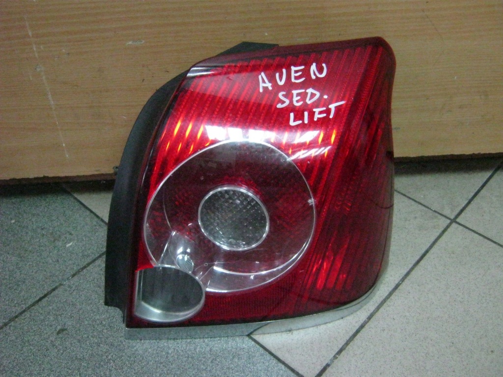 Lampa tył prawa Toyota Avensis T25 Lift Sedan 06