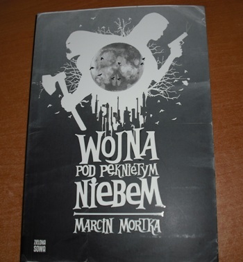 WOJNA POD PĘKNIĘTYM NIEBEM – MARCIN MORTKA