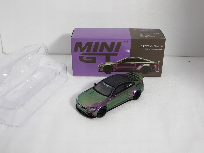 Mini GT 1:64 LB Works BMW M4 RHD purple-green - 11583702312