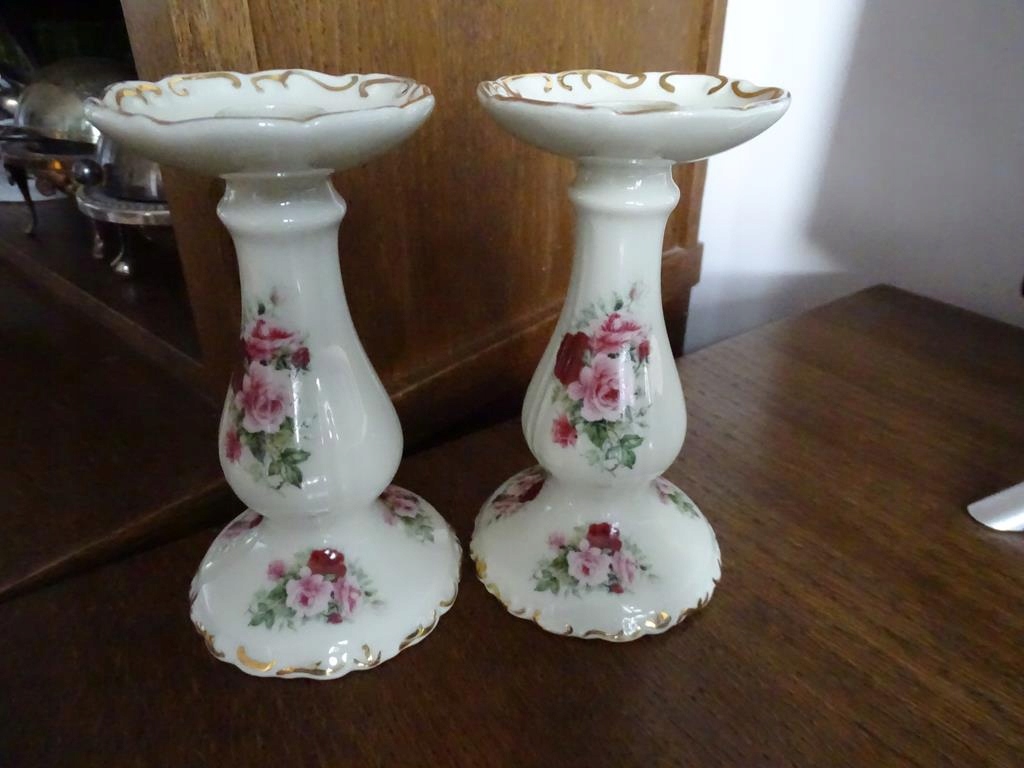 2 porcelanowe świeczniki w kwiaty, sygn