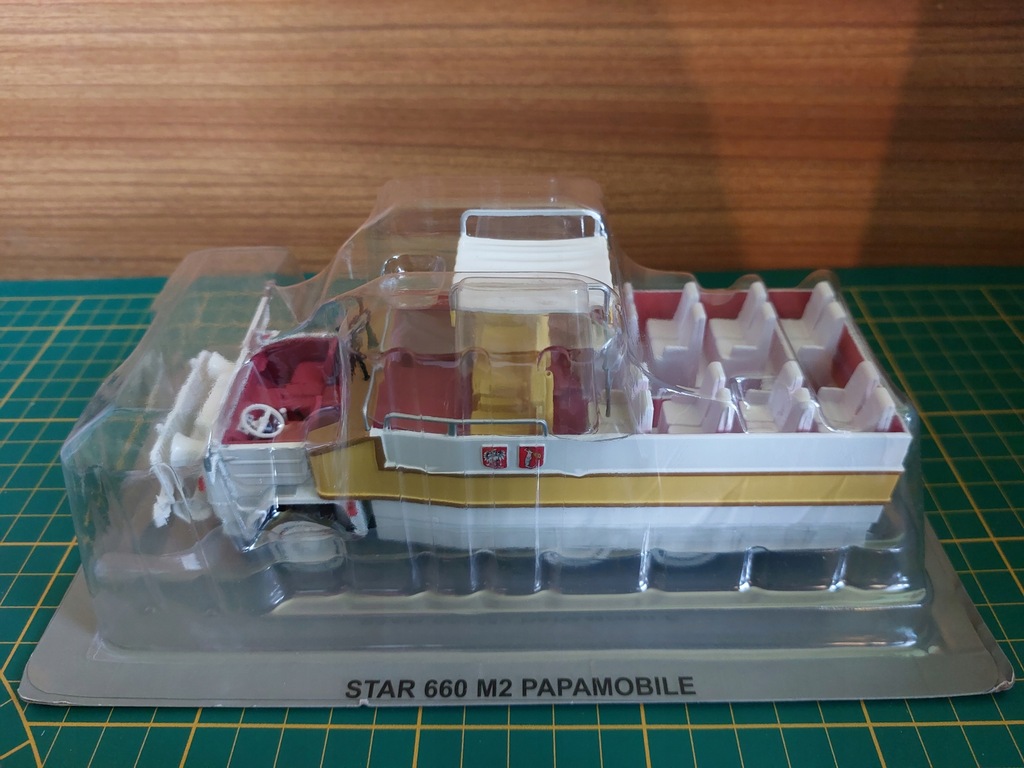 Kultowe ciężarówki PRL Star 660 Papamobile 1:43