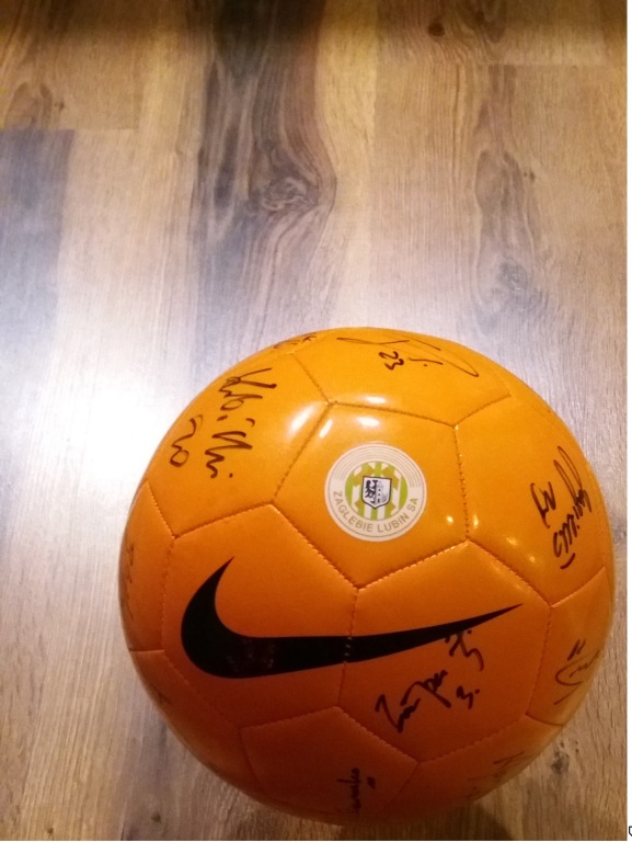 piłka z podpisami piłkarzy Zagłębia Lubin