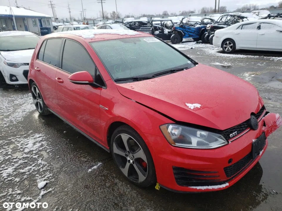 Volkswagen Golf 220KM