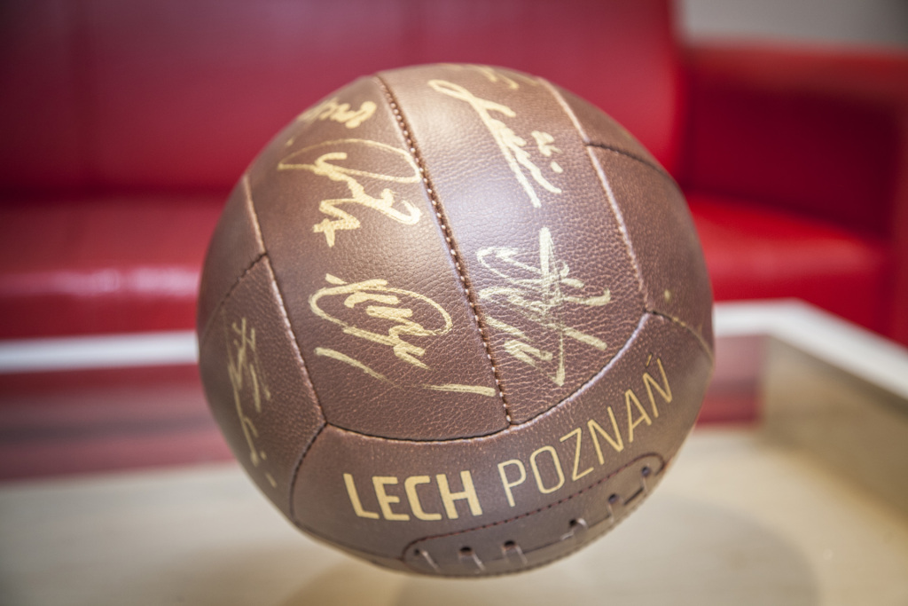 Piłka retro Lecha Poznań z podpisami całego zespoł