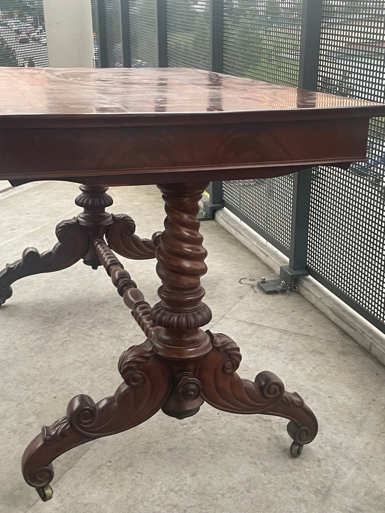 Stół - biurko XIX w spiralne rzeźbione nogi