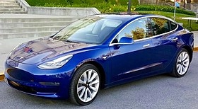 Tesla Model 3 (ludzkie fekalia pod maską)