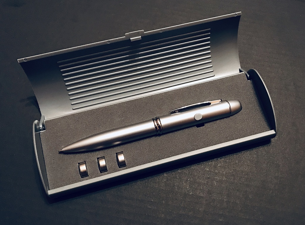 Wskaźnik laserowy z długopisem - nowy + etui