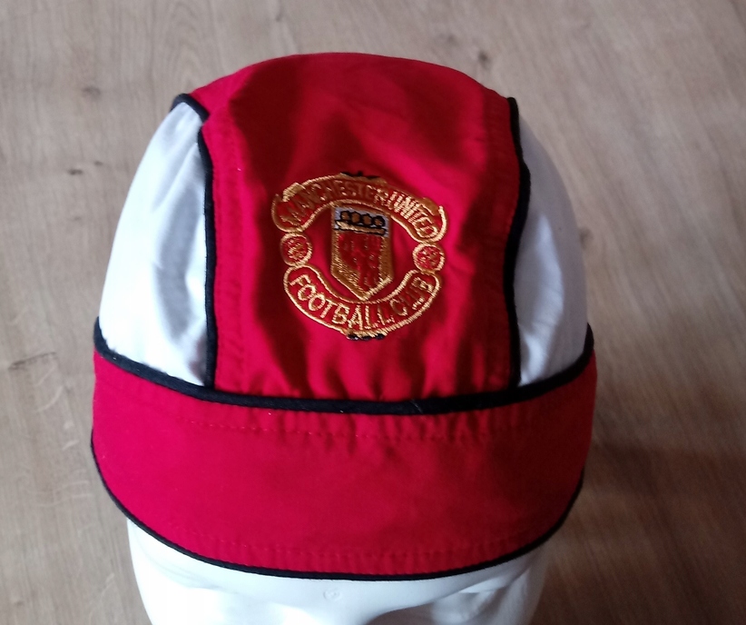 Manchester United czapka wiązana chusta retro