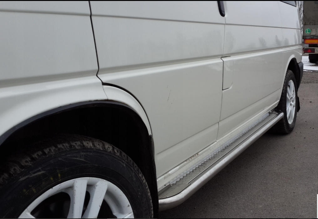 Фольксваген транспортер защита порогов. Пороги vw t5. Фольксваген т6 2015 пороги трубы 76 мм. Крепеж подножек vw t4. Пороги transporter.