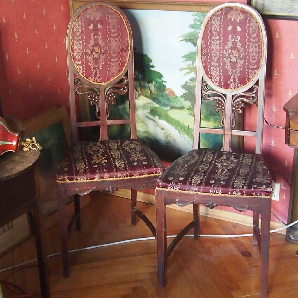 Stare krzesła do saloniku