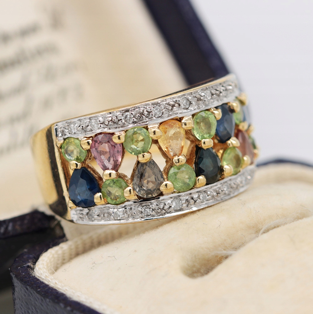 Złoty pierścionek z kolorowymi szafirami i diamentami