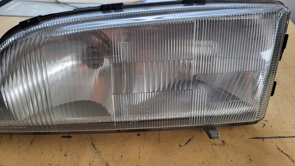 Reflektor lampa lewy Volvo S/V 70