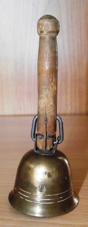 Przedwojenny dzwonek na klamerce