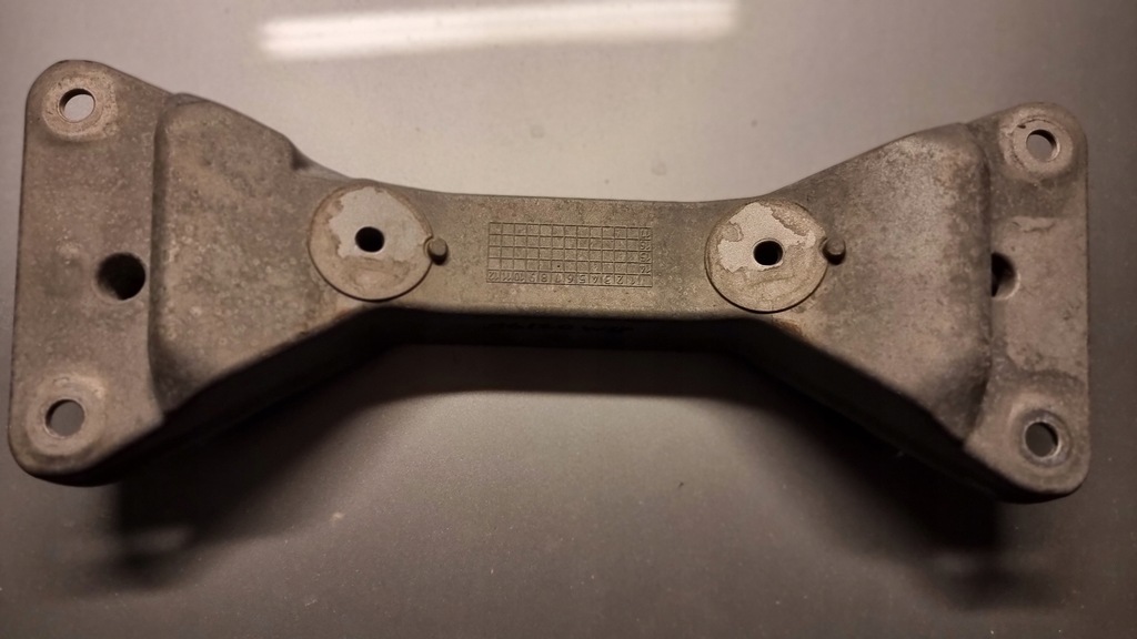 ŁAPA WSPORNIK SKRZYNI BIEGÓW BMW F30 F31 F32 F34 6861402 01