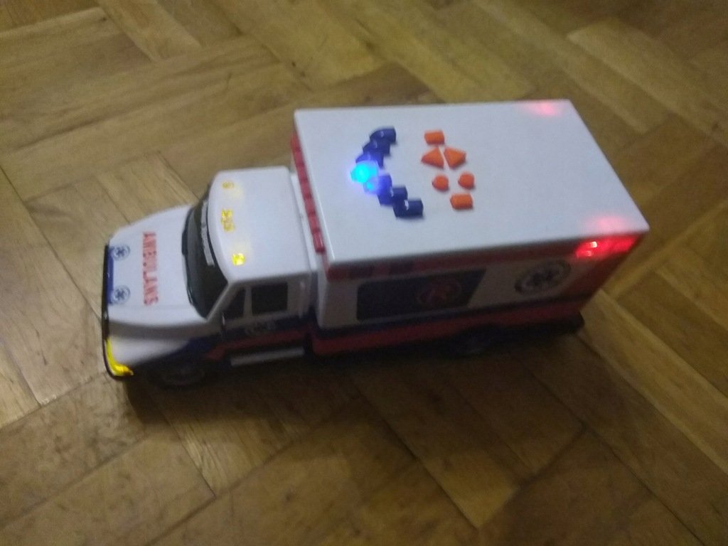 Kartka duze auto dla dzieci świeci jeździ ambulans