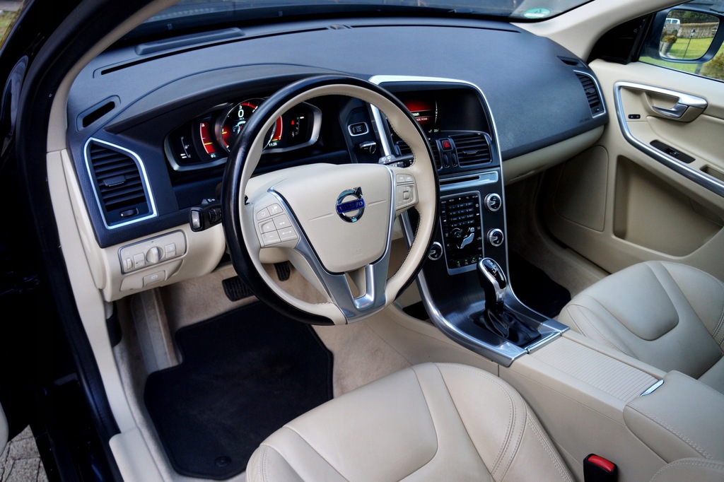 Купить VOLVO XC60 190PS SUMMUM RADAR PANO BLIS 95TKM MAX!: отзывы, фото, характеристики в интерне-магазине Aredi.ru