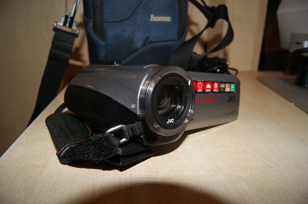 Kamera JVC GZ-R10SE + torba + karta