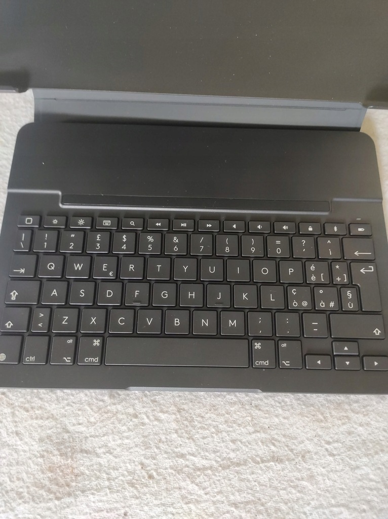 Купить Клавиатура Logitech Slim Folio QWERTY, итальянская раскладка: отзывы, фото, характеристики в интерне-магазине Aredi.ru