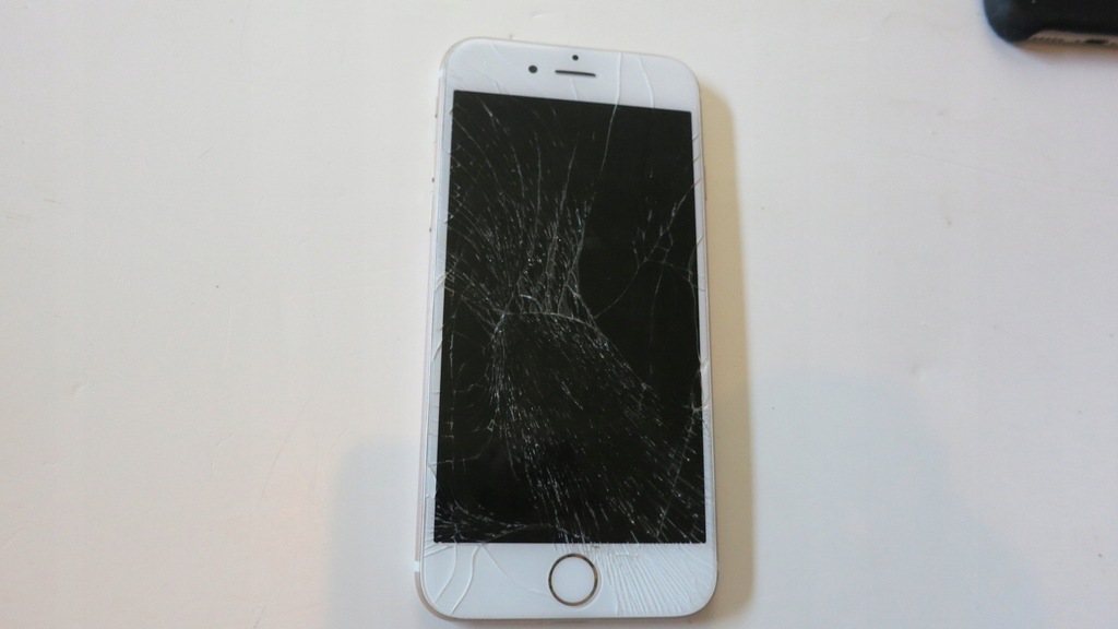 Smartfon Apple iPhone 6 1 GB / 16 GB Zbity