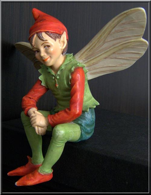 PORCELANOWY ELF PIOTRUŚ PAN PORCELANA FIGURKA