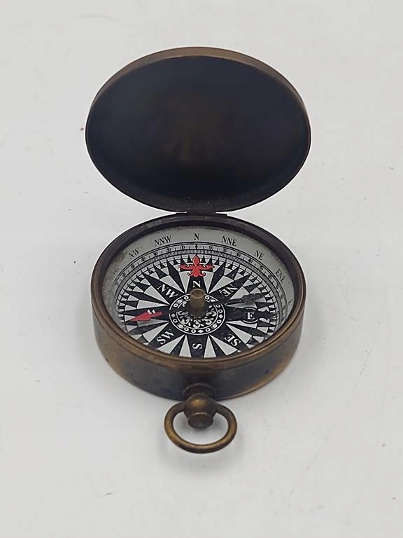 Stary mosiężny kompas