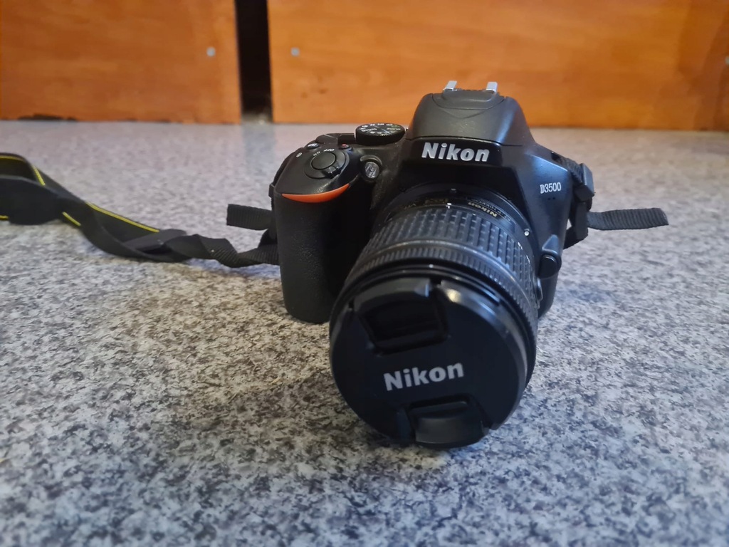 Lustrzanka Nikon D3500 korpus + obiektyw 18-55mm przebieg migawki 9818