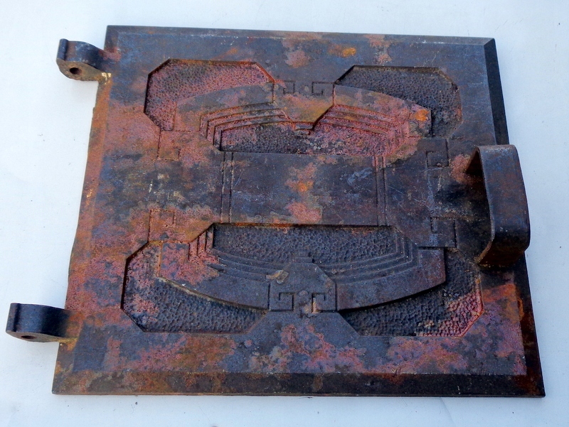 Żeliwne drzwiczki starego pieca - kozy (?).