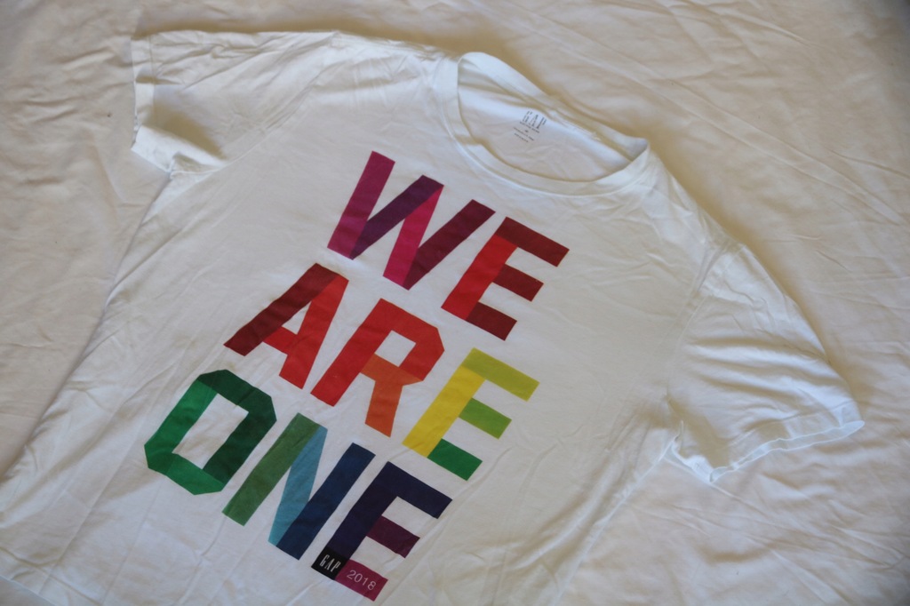 GAP WE ARE ONE TSHIRT PRINT M