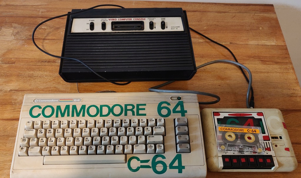 Commodore C64G + magnetofon + konsola