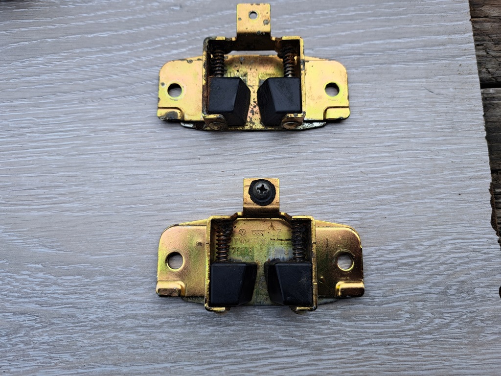 VW T4 ZACZEP RYGIEL KLAPY BAGAŻNIKA 701829721C