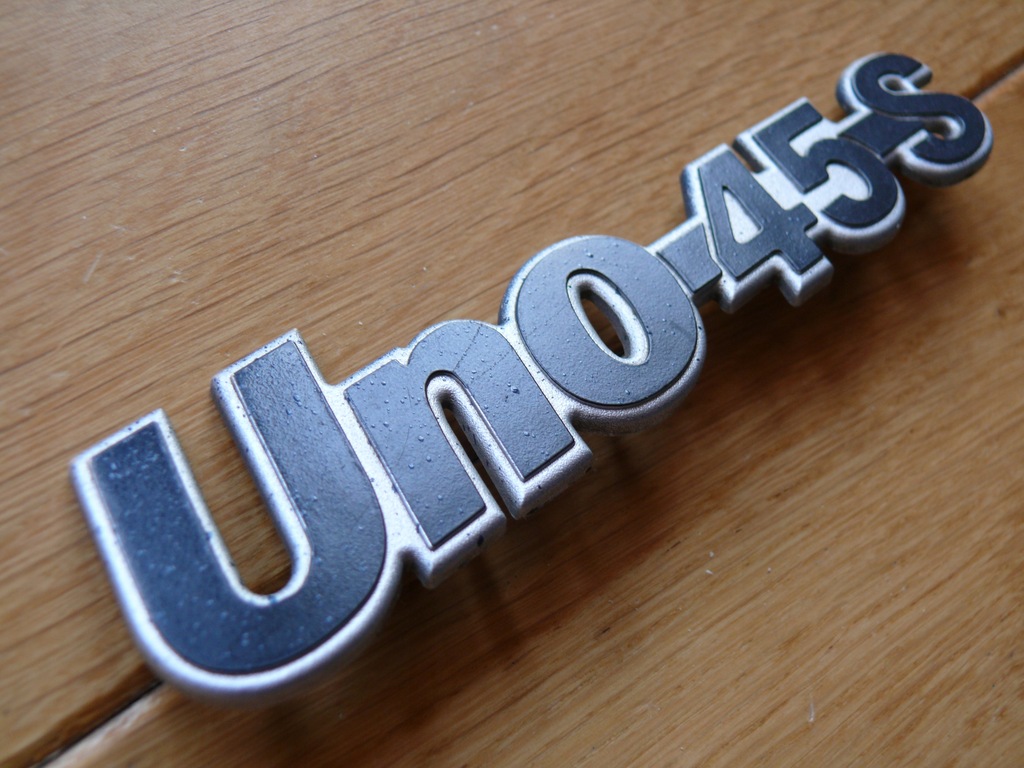 Napis - UNO 45 S emblemat, znaczek, stary FIAT mk1
