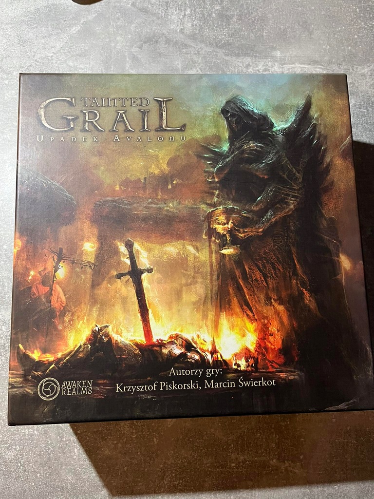 Gra planszowa "Tainted Grail: Upadek Avalonu" z pomalowanymi figurkami