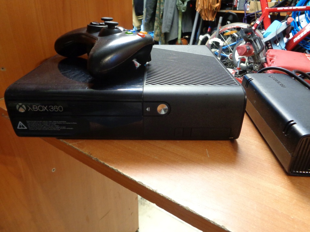 Konsola Xbox 360 Slim E 250 GB + pad + okablowanie