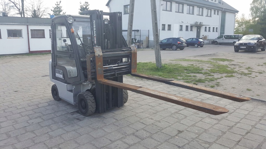 Wysuwane hydraulicznie widły z pozycjonerem wideł.