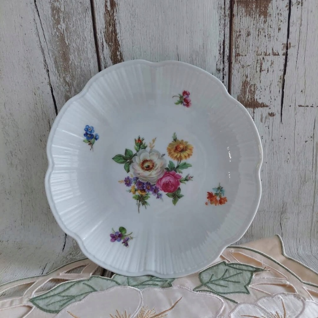 Piękna misa Kaiser, rancik profilowany, porcelana zdobiona reliafami