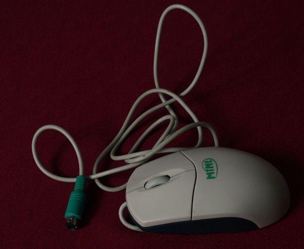 mysz komputerowa z wtyczką starego typu