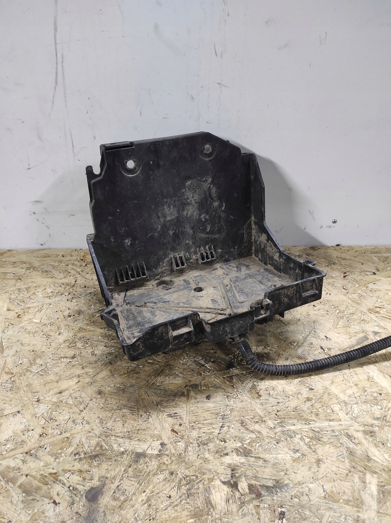 Pojemnik na akumulator mercedes o numerze artykułu 648944946R 2014r